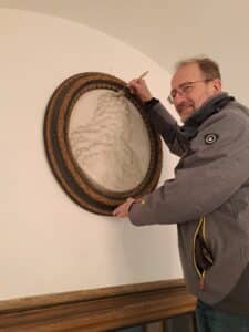 Mag Ralf Wittig überprüft den Zustand des Reliefs