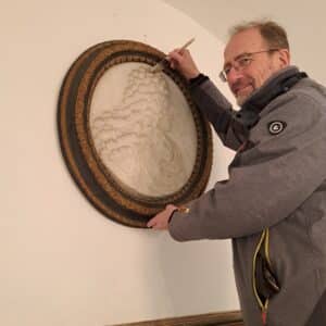Mag Ralf Wittig überprüft den Zustand des Reliefs